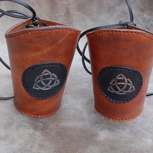 Canons avant bras en cuir avec motif triquetra