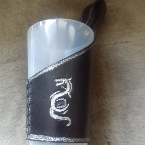 Porte gobelet en cuir noir motif dragon argent