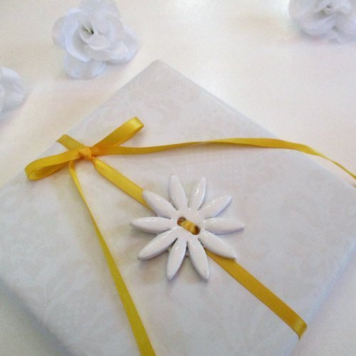 Etiquette paquet cadeau, fleur blanche