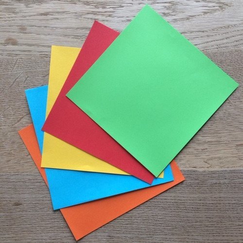 Lot de 20 feuilles de papier colorés (5 couleurs en 4 exemplaires) pour origami et pliage. 
