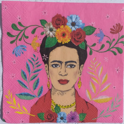 Petite serviette en papier motif imprimé frida kahlo stylisée sur fond rose vif