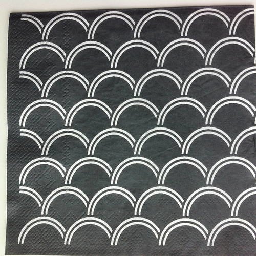 Serviette en papier motif graphique seigaiha "vagues en tuiles blanches sur fond gris ardoise" 