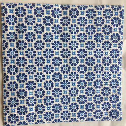 Serviette en papier motif petites fleurs bleues sur fond blanc (azulejos) 