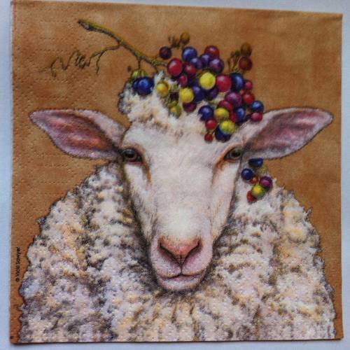 Serviette en papier petit format motif coloré, mouton et grappe de raisin sur fond marron clair - 