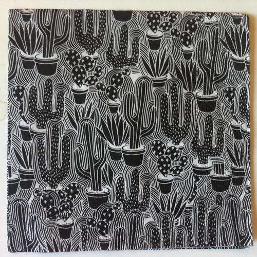 Serviette en papier motif graphique stylisé cactus en noir et blanc 