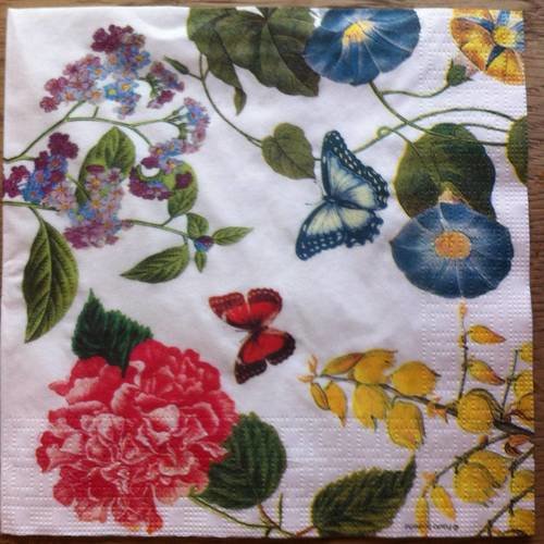 Serviette en papier motif coloré, papillons et fleurs multicolores sur fond blanc 