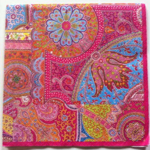 Serviette en papier motif pimpant dessins motifs paisley (style cachemire ou iran) tons rose vif