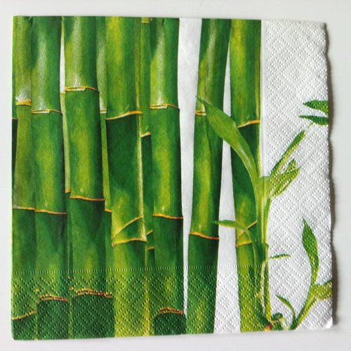 Serviette en papier motif bambou vert sur fond blanc