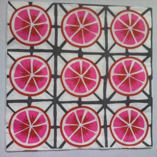 Serviette en papier motif graphique stylisé : rondelles d'oranges roses sur fond blanc 
