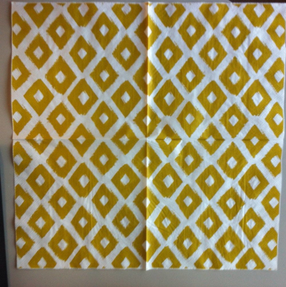 Serviette papier motif graphique et géométrique losanges/carrés jaune d'or  sur fond blanc - Un grand marché