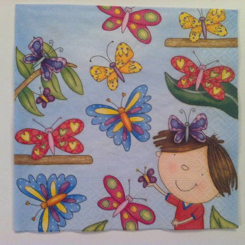 Serviette en papier motif coloré, petite fille et papillons sur fond bleu ciel 