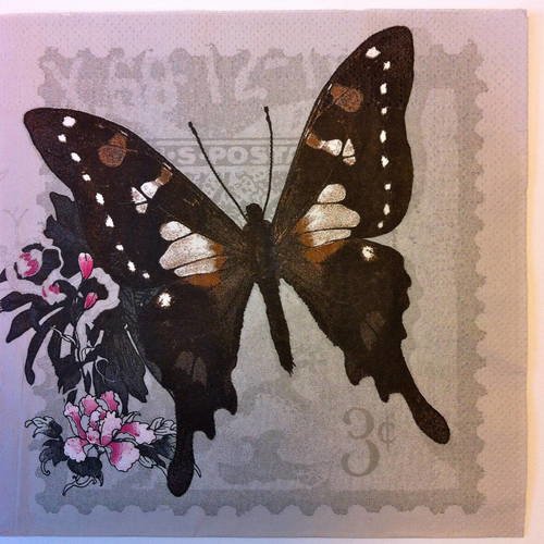 Serviette en papier motif papillon sur fond de timbre poste gris