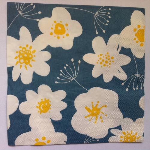 Serviette en papier motif fleurs blanches sur fond bleu 