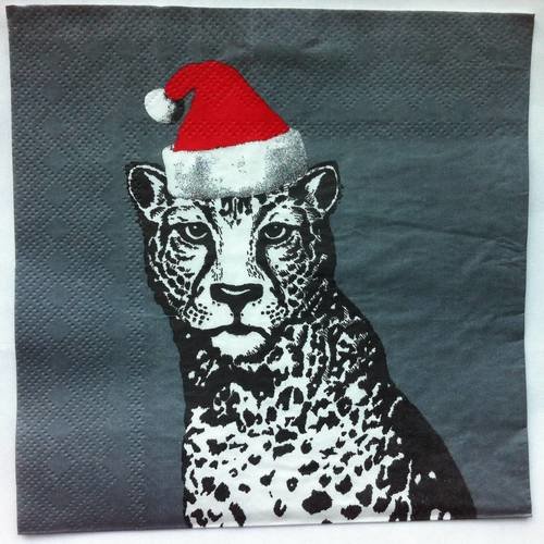 Serviette en papier motif léopard avec bonnet de père noël sur fond gris 