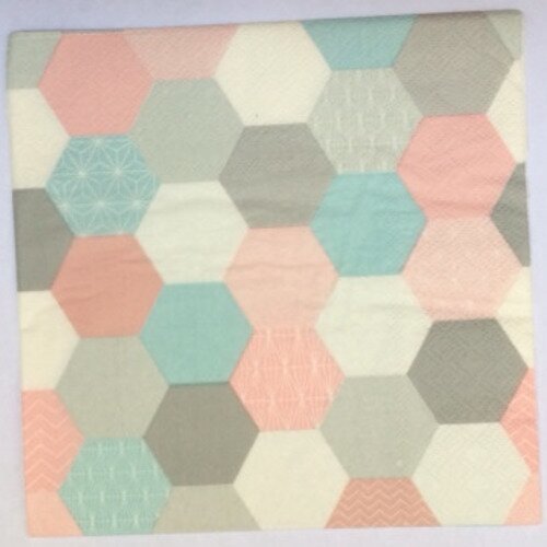 Serviette en papier motif graphique hexagones de différentes teintes pastel 