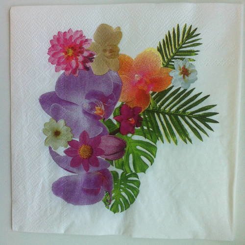 Serviette en papier motif jolies fleurs colorées avec branchages sur fond blanc