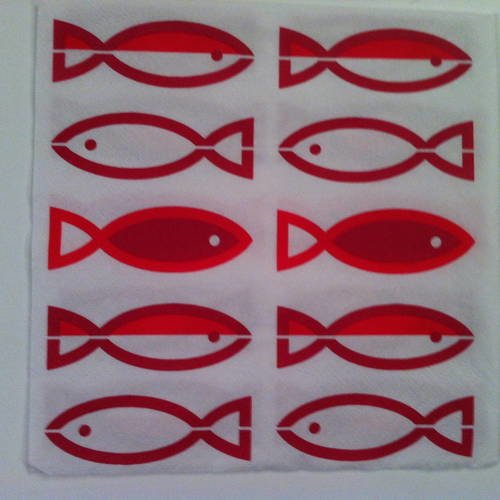 Serviette en papier motif poissons stylisés rouges sur fond blanc 