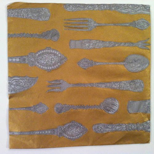 Serviette en papier embossée motif "couverts anciens argent sur fond doré - fourchettes, cuillères et couteaux 