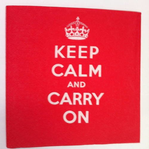 Serviette en papier petit format motif "keep calm and carry on" blanc sur fond rouge - 