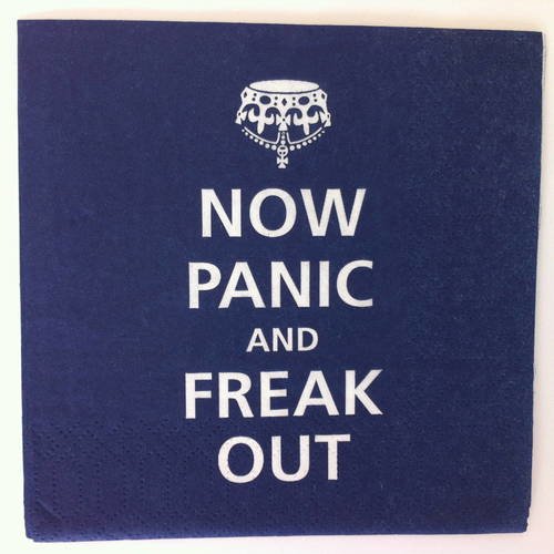 Serviette en papier petit format motif "now panic and freak out" sur fond bleu marine 