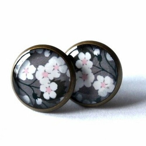 Boucles d'oreilles fleurs de cerisier, sakura, gris, puces d'oreilles fleurs, bijoux motif, bijoux printemps, fleur, cabochon