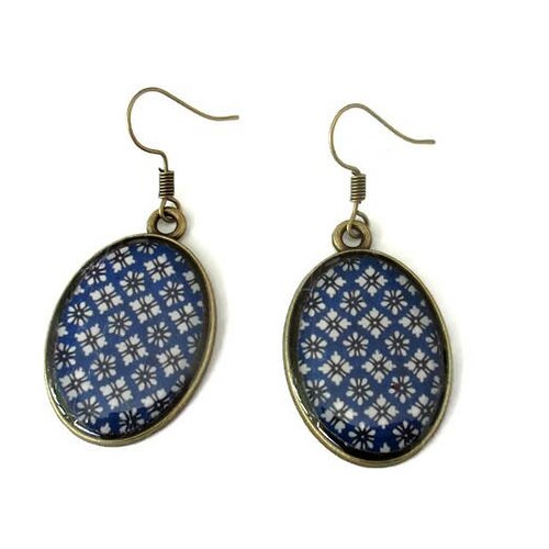 Boucles d'oreilles pendantes, boucles ovales, motifs bleus et blancs, style geometrique, bijoux ethnique, motif geometrique, hippie