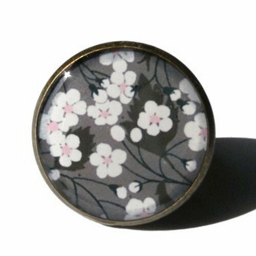 Bague sakura, blanc, gris, nature, japon, fleurs japonaises, fleurs de cerisier, printemps, cabochon, résine