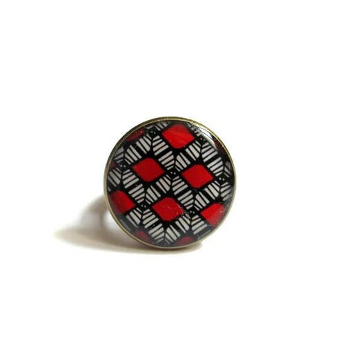 Bague motif ethnique rouge, motif géométrique, , bijoux style africain, cabochon, résine