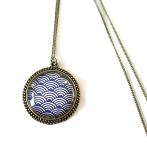 Collier motif japonais , sautoir japonais, vagues bleues et blanches