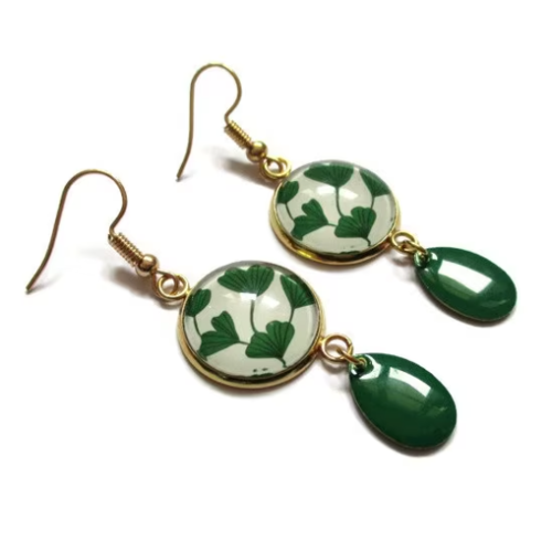 Boucles d'oreilles dorées pendantes feuilles de ginkgo, émail vert