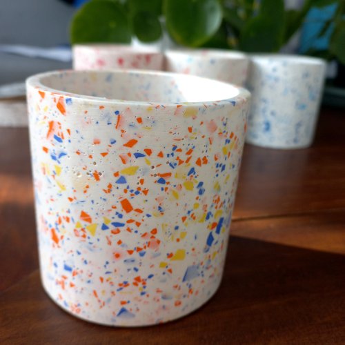 Pot à crayon en jesmonite, cache pot en terrazzo multicolore