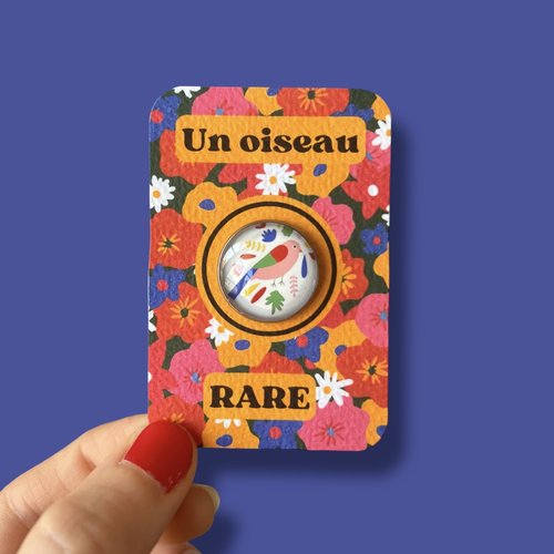 Pin's oiseau multicolore