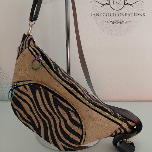Sac banane, en liège, modèle pixie bag de petal sewing patterns