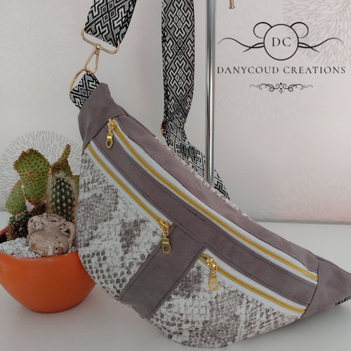 Sac banane, en daim gris taupe et et daim serpent, modèle pixie bag de petal sewing patterns