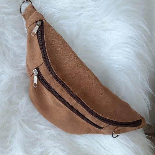 Sac banane en suédine beige, multipoches