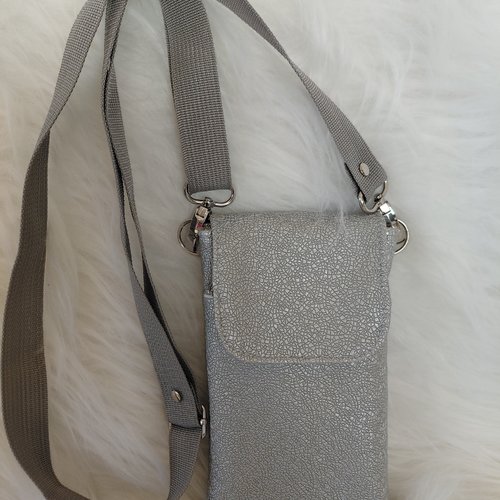 Pochette pour téléphone en simili argenté avec bandoulière