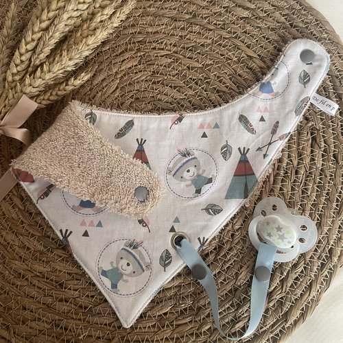 Bavoir bandana avec accroche tetine