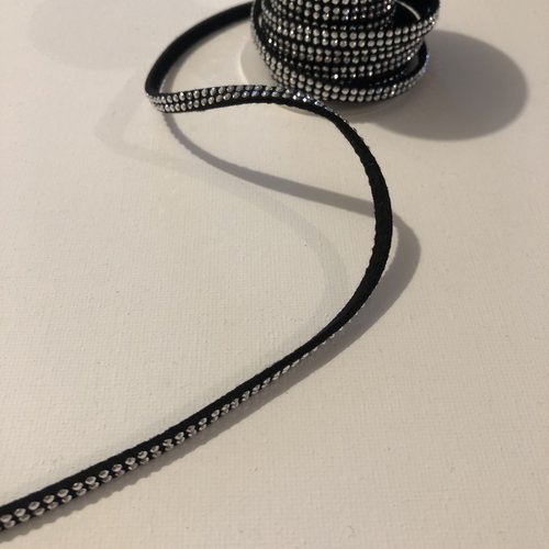 Cordon en suédine aspect daim noir avec strass argent