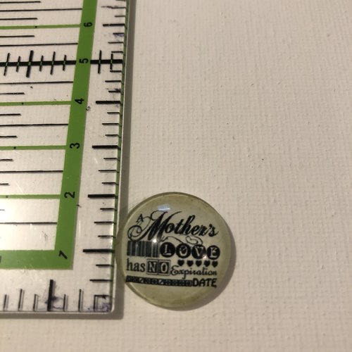 Cabochon en résine à motifs