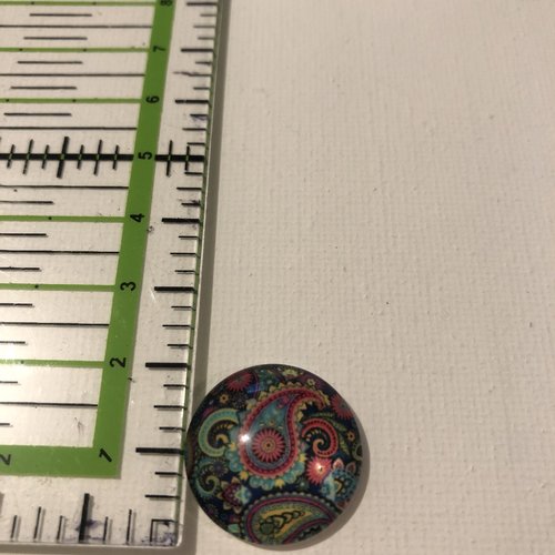 Cabochon en résine à motifs