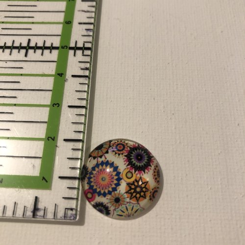 Cabochon en résine à motifs