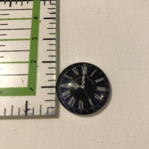 Cabochon en résine  motif horloge