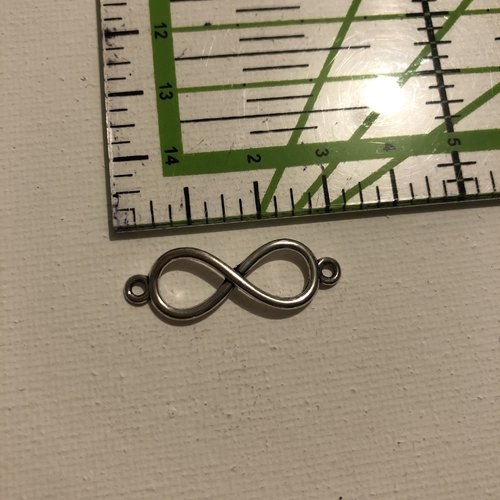 Entre deux formes infini en métal