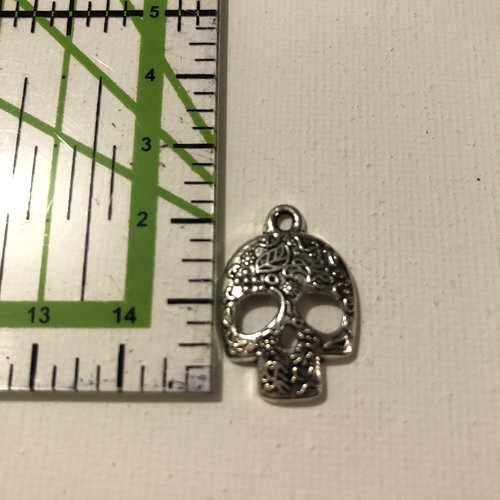 Breloque tête de mort en métal