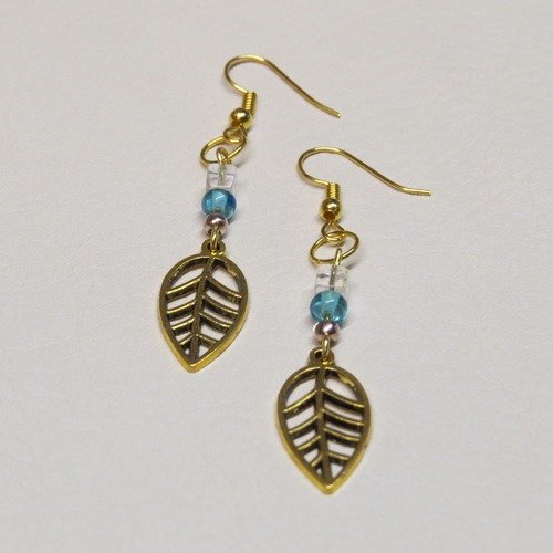 Boucles d'oreilles pendante en perles de verre et feuilles métal or.