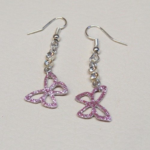 Boucles d'oreilles pendantes, strass et papillons cuir paillette rose.