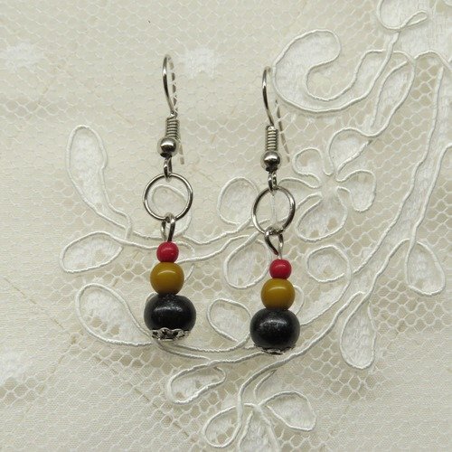 Boucles d'oreilles en perles synthétique rouge, marron et noir.