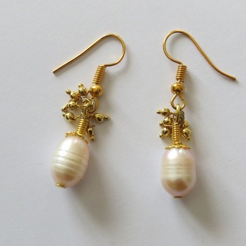 Boucles d'oreilles pendante couleur or perle d'eau douce.