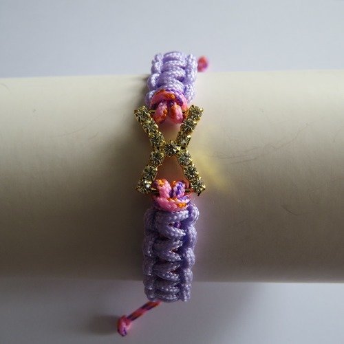 Bracelet cordon tissé macramé et nœud couleur or sertis de strass.