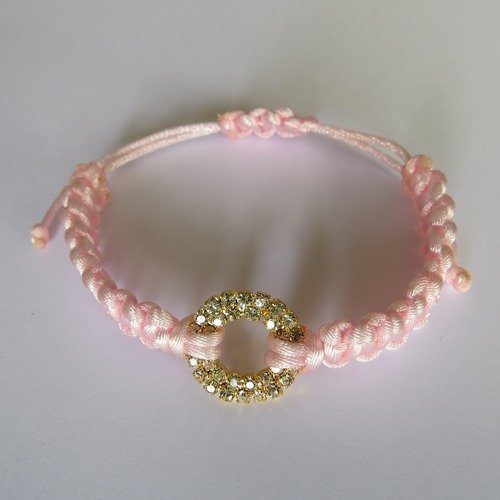 Bracelet cordon tissé macramé anneau couleur or sertis de strass.
